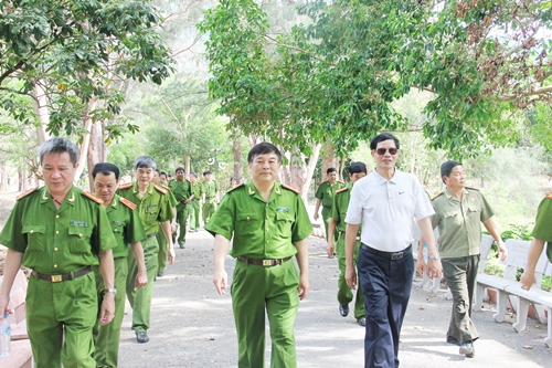 Đoàn cán bộ Học viện CSND thăm quan nghĩa trang Hàng Dương